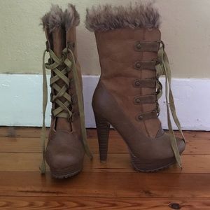 Reign khaki size 6 boots